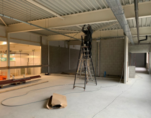 Ontmoetingsruimte in aanbouw.